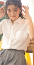 清纯可爱学生妹子白衫灰裙制服短裙装手拿苹果在教室写真图片