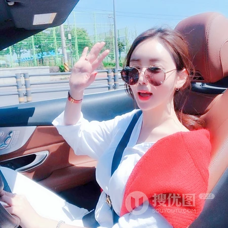 带墨镜开着奔驰跑车的女生QQ头像图片