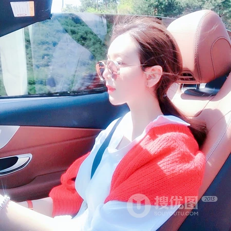 带墨镜开着奔驰跑车的女生QQ头像图片