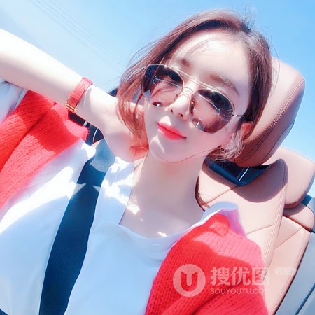 带墨镜开着奔驰跑车的女生QQ头像图片