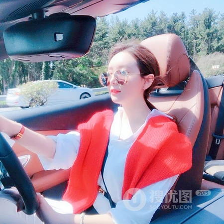 带墨镜开着奔驰跑车的女生QQ头像图片