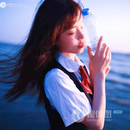 海边吹海风的学生妹子QQ头像图片