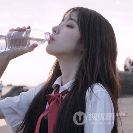 海边吹海风的学生妹子QQ头像图片