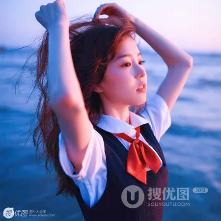 海边吹海风的学生妹子QQ头像图片