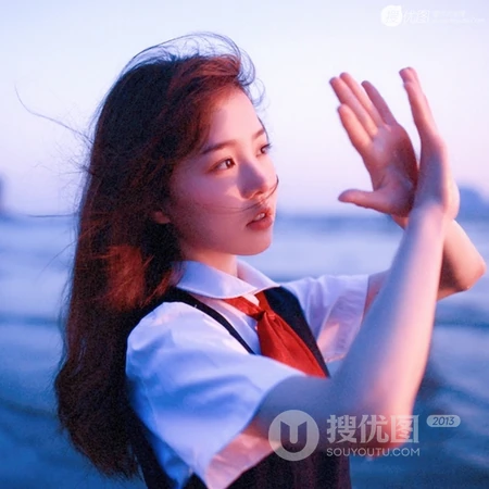 海边吹海风的学生妹子QQ头像图片