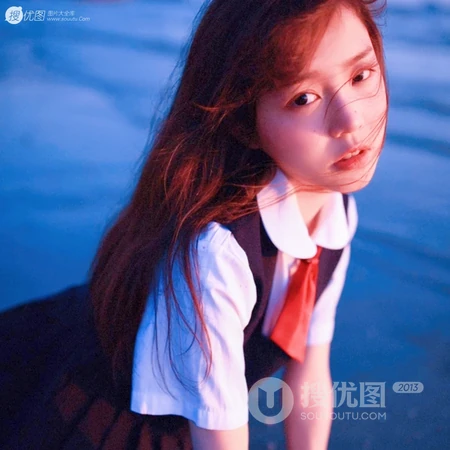 海边吹海风的学生妹子QQ头像图片
