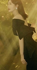 秦岚绿洲晒最新动人写真，黑裙柔美，大衣优雅，各有魅力