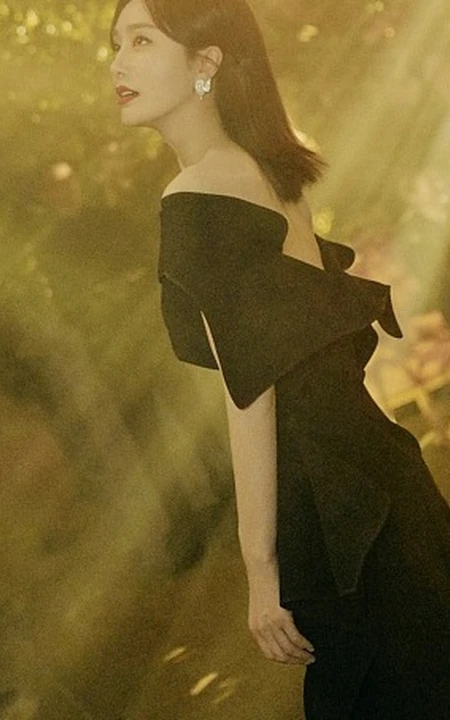 秦岚绿洲晒最新动人写真，黑裙柔美，大衣优雅，各有魅力