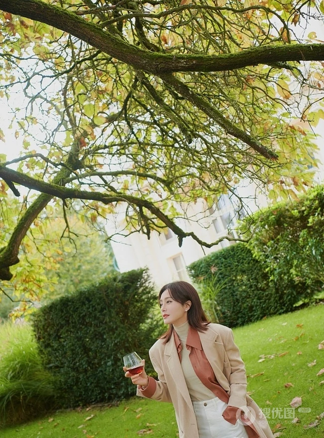 秦岚绿洲晒最新动人写真，黑裙柔美，大衣优雅，各有魅力