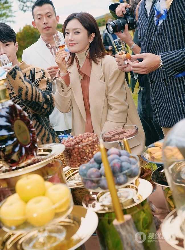 秦岚绿洲晒最新动人写真，黑裙柔美，大衣优雅，各有魅力