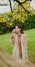 秦岚绿洲晒最新动人写真，黑裙柔美，大衣优雅，各有魅力
