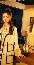 女生杨超越时尚写真大片，毛绒大衣短裙搭袜装清新又可爱