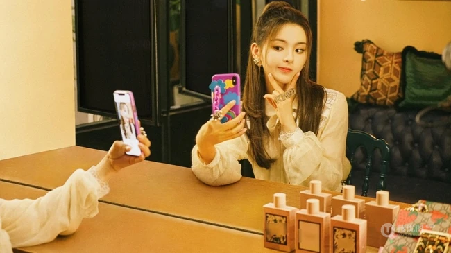 女生杨超越时尚写真大片，毛绒大衣短裙搭袜装清新又可爱