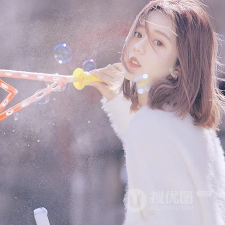 吹泡泡的纯情短发少女微信头像