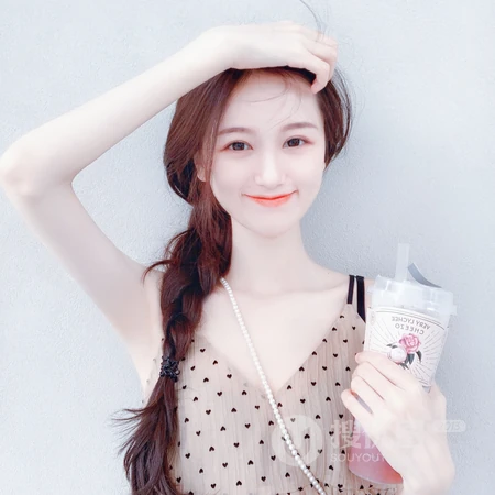 长发编辫子的女生头像图片