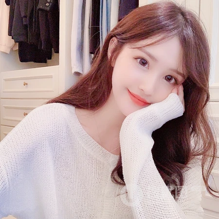 长卷发，高冷的女生头像图片