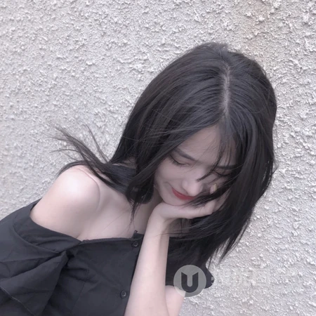长卷发，高冷的女生头像图片