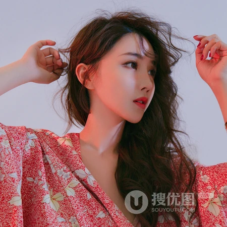 长卷发，高冷的女生头像图片