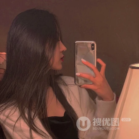 正在自拍中的女生头像图片