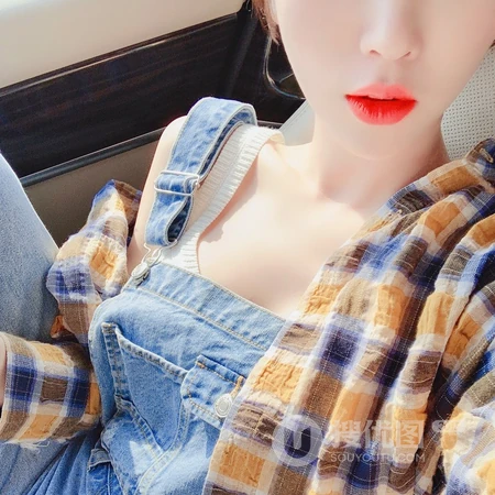 正在自拍中的女生头像图片