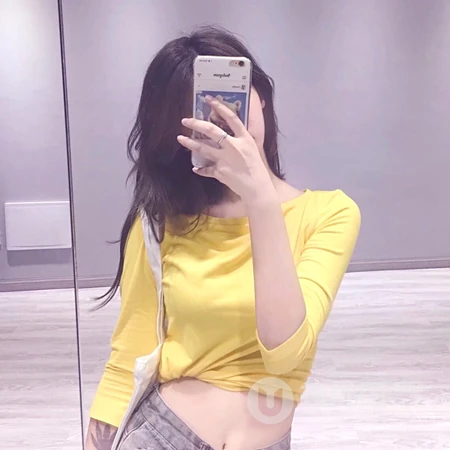 正在自拍中的女生头像图片