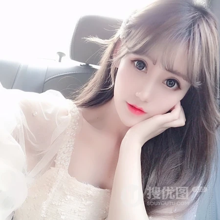 正在自拍中的女生头像图片