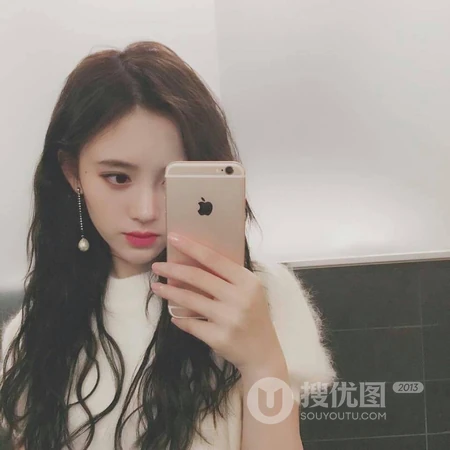 正在自拍中的女生头像图片