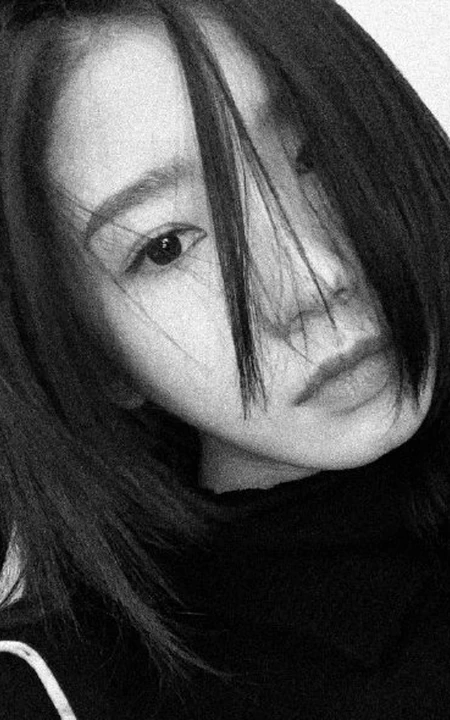 孟美岐微博晒黑白模糊照，开启日常调侃称 感觉人生到达了癫疯