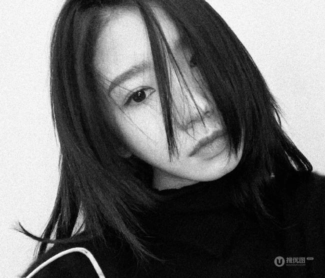 孟美岐微博晒黑白模糊照，开启日常调侃称 感觉人生到达了癫疯