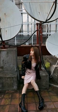 谭维维气质黑色皮衣搭肩带睡裙阳台气质红唇写真图片