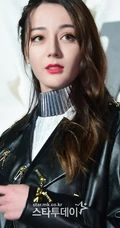 迪丽热巴酷美黑色皮衣搭开叉短裙 现身韩国某活动图片