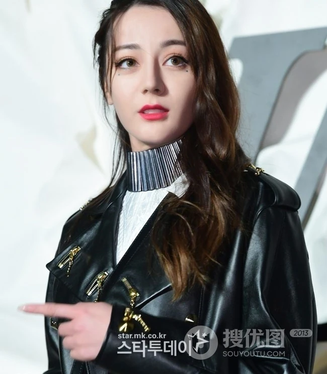 迪丽热巴酷美黑色皮衣搭开叉短裙 现身韩国某活动图片