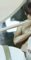 胡歌《南方车站的聚会》生猛个人海报剧照，赤膊上阵缠绷带