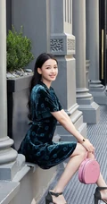 孙怡最美复古丝绒旗袍短裙优雅街拍写真图片