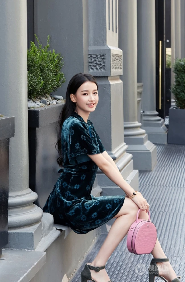 孙怡最美复古丝绒旗袍短裙优雅街拍写真图片
