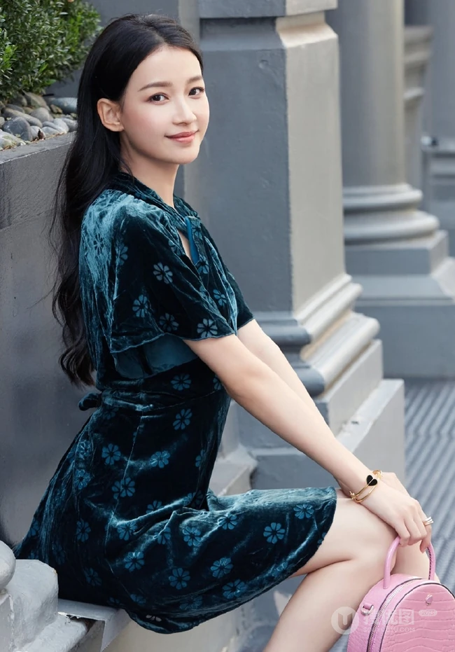 孙怡最美复古丝绒旗袍短裙优雅街拍写真图片