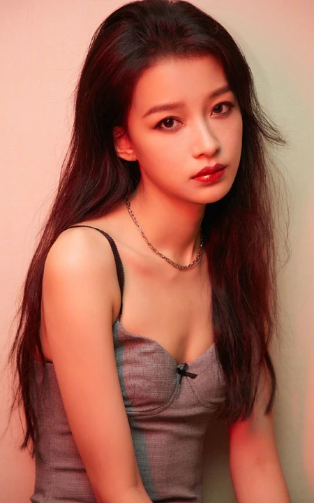 骨感也气质，女明星孙怡紧身肩带睡裙暗房写真图片