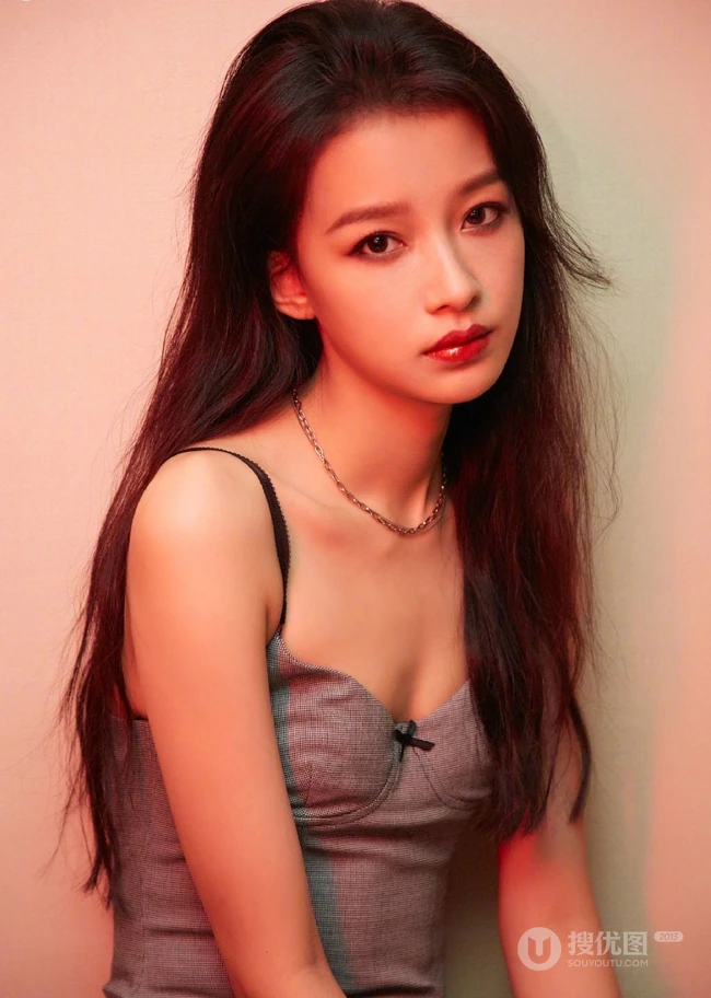骨感也气质，女明星孙怡紧身肩带睡裙暗房写真图片
