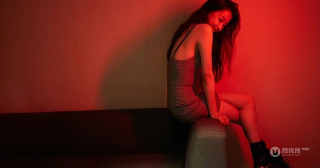 骨感也气质，女明星孙怡紧身肩带睡裙暗房写真图片