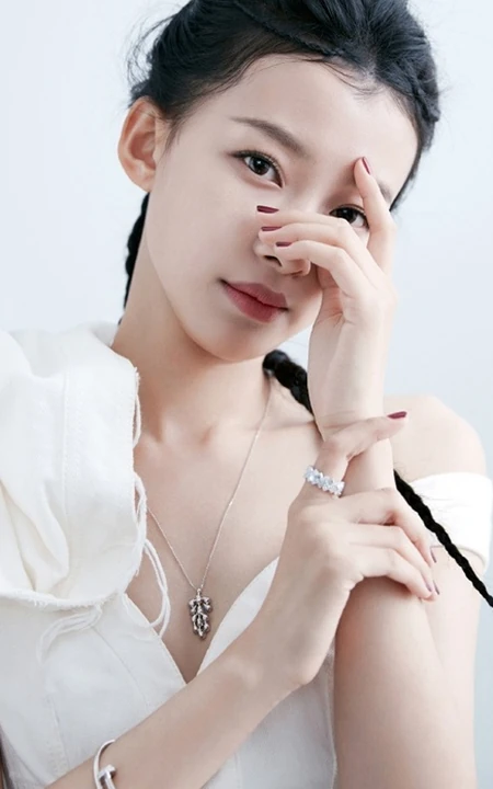 孙怡羊角辫造型登《茜茜姐妹》杂志写真，清新清新近照超动人