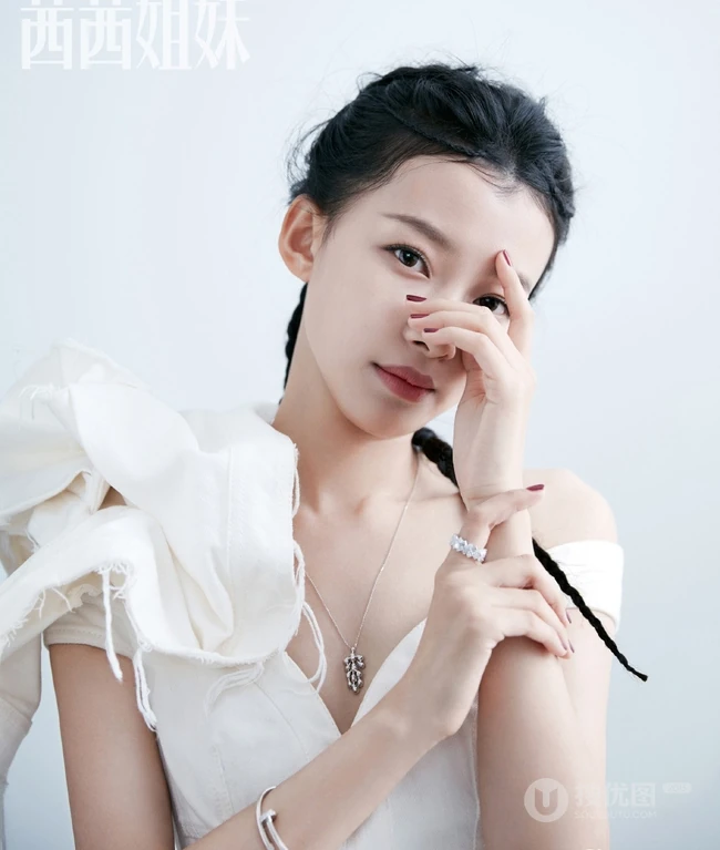 孙怡羊角辫造型登《茜茜姐妹》杂志写真，清新清新近照超动人