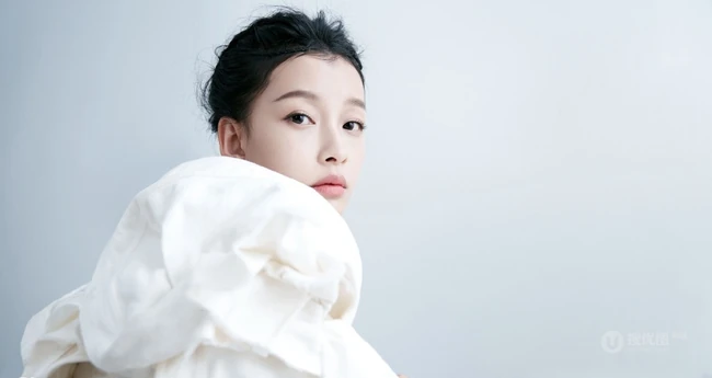 孙怡羊角辫造型登《茜茜姐妹》杂志写真，清新清新近照超动人