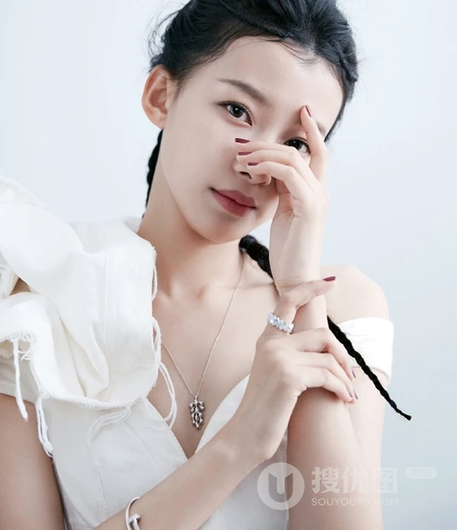 孙怡羊角辫造型登《茜茜姐妹》杂志写真，清新清新近照超动人