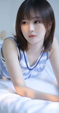 清新秀气齐肩短发少女蓝白条纹睡裙装室内唯美写真