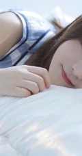 清新秀气齐肩短发少女蓝白条纹睡裙装室内唯美写真