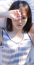 清新秀气齐肩短发少女蓝白条纹睡裙装室内唯美写真