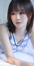 清新秀气齐肩短发少女蓝白条纹睡裙装室内唯美写真