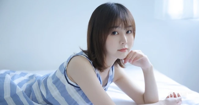 清新秀气齐肩短发少女蓝白条纹睡裙装室内唯美写真