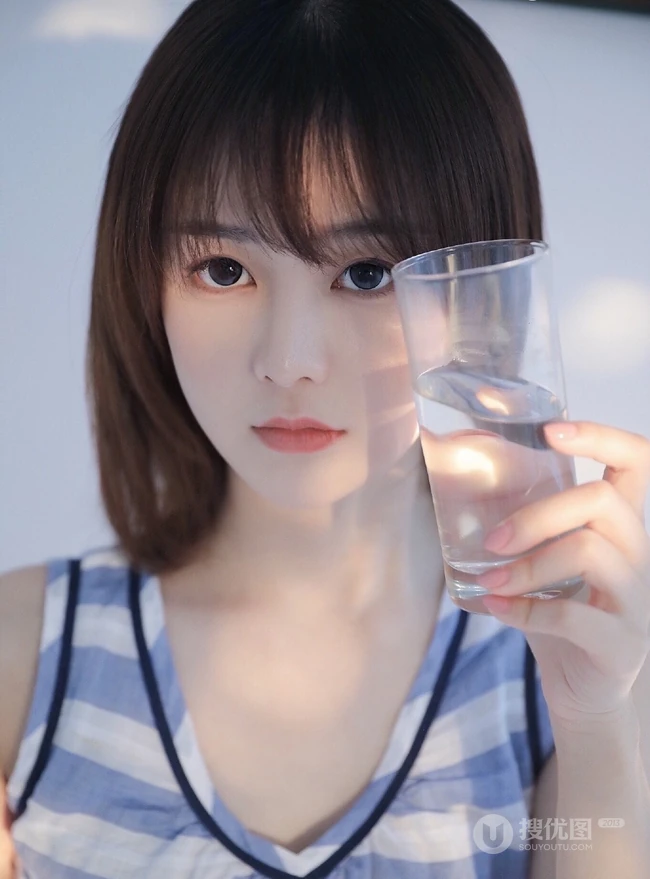 清新秀气齐肩短发少女蓝白条纹睡裙装室内唯美写真