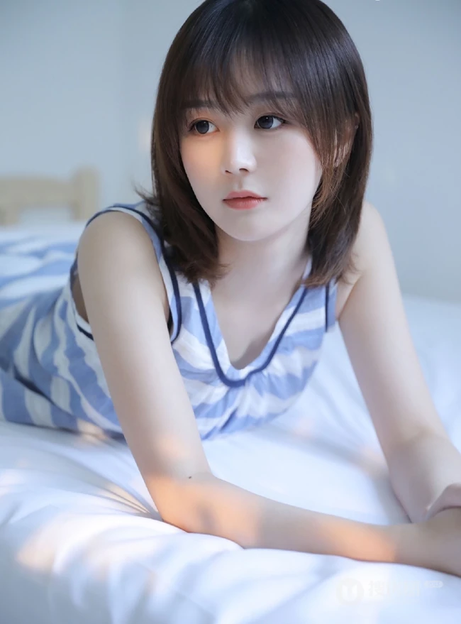清新秀气齐肩短发少女蓝白条纹睡裙装室内唯美写真